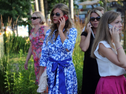 Sarunas mobilajos telefonos. Foto: Edijs Pālens, LETA