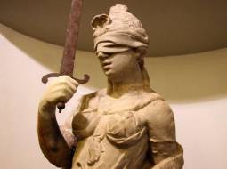 Temīdas statuja. Foto: Sarmīte Livdāne, LU muzejs