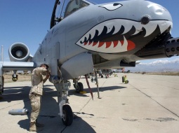 ASV tanku iznīcinātājlidmašīna "Thunderbolt II" tiek sagatavota lidojumam. Foto: AFP/LETA