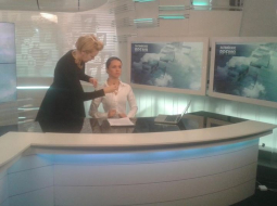 "Kremļa trollis"? Pret Latviju vērstajā PBK sižetā izmantotā "māmiņa" Viktorija Udalova pašas "Facebook" lapā ievietotā foto redzama gatavojoties PBK ēteram kā diktore. Attēls no Facebook