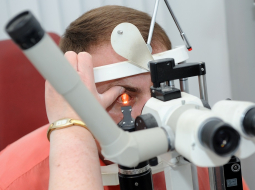 Paula Stradiņa klīniskās universitātes slimnīcā pagājušajā gadā veica bojātās acs pārbaudi Ukrainas protestos cietušajam Vladimiram Šumeiko. Foto: Ieva Lūka, LETA