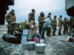 Ukrainas karavīri pie Avdejevkas saņem brīvprātīgo sarūpētos apģērbus un citas nepieciešamas lietas. Foto: AFP/LETA