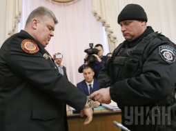 Ukrainas Ārkārtas situāciju dienesta vadītājs Sergijs Bočkovskis (pa kreisi) tiek aizturēts valdības sēdes laikā. Foto no UNIAN