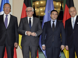 Četru valstu ārlietu ministri tikšanās laikā Berlīnē: (no kreisās) Krievijas ministrs Sergejs Lavrovs, Vācijas ministrs Franks Valters Šteinmeiers, Ukrainas ministrs Pavlo Kļimkins un Francijas ministrs Lorēns Fabiuss. Foto: AFP/LETA