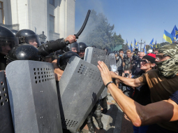 Pie Ukrainas parlamenta notiek sadursme starp milicijas, Nacionālās gvardes karavīriem un Austrumukrainas pilnvaru paplašināšanas pretiniekiem. Foto: EPA/LETA