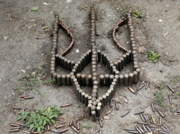 Ukrainas ģerboni no ložu čaulītēm izveidojuši karavīri, kas atrodas pozīcijās pie Krimskas. Foto: AFP/LETA