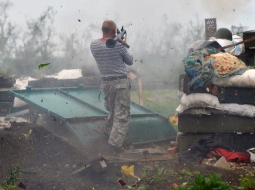 Ukrainas karavīrs Doņeckas apgabalā šauj no granātmetēja. Foto: AFP/LETA