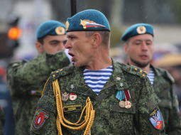 Krievijas desantnieki 9.maijā Doņeckā atzīmē "uzvaras dienu". Foto: ITAR-TASS/LETA