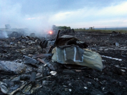 Ukrainā pērn notriektās Malaizijas pasažieru lidmašīnas atliekas. Foto: LETA-AFP