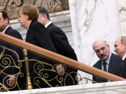 Valstu līderi tikšanās laikā Minskā ceturtdien - Francijas prezidents Fransuā Olands (no kreisās), Vācijas kanclere Angela Merkele, Ukrainas prezidents Petro Porošenko, aiz viņiem iet Krievijas prezidents Vladimirs Putins un Baltkrievijas prezidents Aleksandrs Lukašenko. Foto: ITAR-TASS/LETA