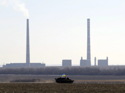 Ukrainas armijas bruņutransportieris pie Rotijciema Austrumukrainā netālu no Debaļcevas. Foto: EPA/LETA