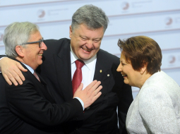 Eiropas Komisijas prezidents Žans Klods Junkers (no kreisās), Ukrainas prezidents Petro Porošenko un Ministru prezidente Laimdota Straujuma oficiālās sarokošanās laikā pirms Austrumu partnerības samita Latvijas Nacionālajā bibliotēkā. Foto: Ieva Lūka, LETA