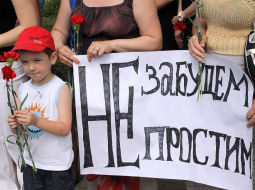 Doņeckā svētdien notika mītiņš, atzīmējot Slavjanskas atbrīvošanu no prokrieviskajiem separātistiem. Lozings: "Neaizmirsīsim, nepiedosim". Foto: AFP/LETA
