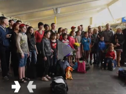 Ukrainas bērni kopā ar savām Latvijas audžuģimenēm Rīgas autoostā. Foto no TVNet.lv