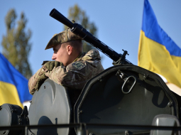 Ukrainas karavīrs pie robežas. Foto: AFP/LETA
