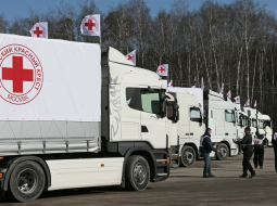 Tikmēr Krievija - šoreiz zem Sarkanā Krusta zīmes - sūta uz Donbasu kārtējo "humpalīdzību". Foto: ITAR-TASS/LETA