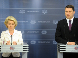 Vācijas aizsardzības ministre Urzula fon der Leiena un Latvijas aizsardzības ministrs Raimonds Vējonis piedalās preses konferencē pēc tikšanās Ministru kabinetā. Foto: Ieva Lūka, LETA