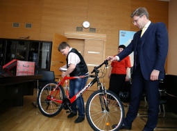 Neviens no politiķiem laikam neprot labāk reklamēties par Rīgas domes priekšsēdētāju Nilu Ušakovu (no labās). Pat tikšanos ar puiku Kirilu, kurš pēc rādīšanas ar pirkstu uz Rīgas mēru Ziedoņdārzā kļuva populārs sociālajos tīklos, viņš pārvērta par apdāvināšanās un sevis reklāmas šovu. Foto: Edijs Pālens, LETA