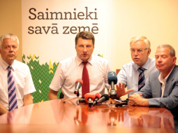 Uldis Sesks (no kreisās), Raimonds Vējonis, Augusts Brigmanis un Aivars Lembergs. Foto: Nora Krevneva, F64