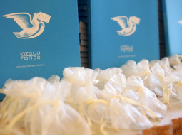 Vītolu fonda ceļamaize stipendiātiem. Foto: Ieva Čīka, LETA