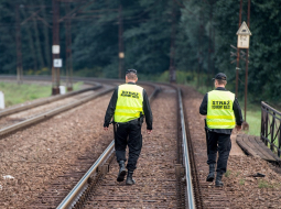 Polijas dzelzceļa apsardze dodas apgaitā Valbžihas tuvumā. Foto: AFP/LETA