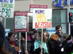 Pie Ministru kabineta ēkas pirms diviem gadiem pilsoniskās akcijas "Vecpiebalgas ceļam būt!" rīkotā sapulce, lai panāktu nekavējošu valsts autoceļa P30 Cēsis-Vecpiebalga-Madona atjaunošanas sākšanu. Foto: Ieva Čīka, LETA