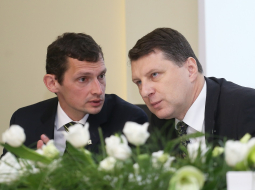Latvijas Zaļās partijas līdzpriekšsēdētājs Viesturs Silenieks (no kreisās) un līdzpriekšsēdētājs un aizsardzības ministrs Raimonds Vējonis piedalās Latvijas Zaļās partijas Kongresā. Foto: Evija Trifanova, LETA