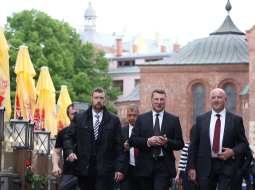 Jaunievēlētais Valsts prezidents Raimonds Vējonis kopā ar apsargiem pēc savas pirmās intervijas Latvijas Radio pēc ievēlēšanas prezidenta amatā. Foto: Evija Trifanova, LETA