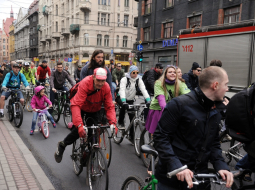 Velobraucēji Rīgā ''Kritiskās masas'' akcijas laikā. Foto: Edijs Pālens, LETA