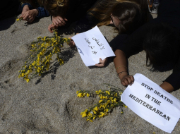 Demonstranti Spānijas Vidusjūras piekrastes pilsētā 9.maijā aicināja apturēt bēgļu bojāeju jūrā. Foto: AFP/LETA