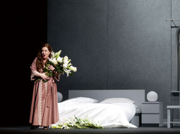 Viss pārvērtīsies: saderināšanās ziedi par kapa puķēm, līgavas šķidrauts — par miroņautu. Vīlas ir mistikas un priekšnojautu opera. Anna — Inga Kalna.