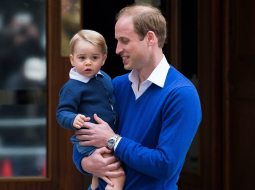 Princis Viljams ar dēlu Džordžu ierodas slimnīcā pie Keitas un jaundzimušās meitiņas. Foto: EPA/LETA