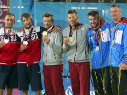 Mārtiņš Pļaviņš (trešais no kreisās) un Haralds Regža uz goda pjedestāla Baku spēlēs kopā ar otrās vietas ieguvējiem no Krievijas Dmitriju Barsuku un Jaroslavu Koškarevu, kā arī bronzas medaļu ieguvējiem čehiem Janu Hadravu un Premislu Kubalu. Foto: EPA/LETA