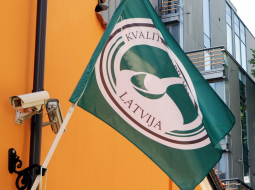 Ilustratīvs attēls - Zaļās karotītes kvalitātes karogs. Foto: Ieva Čīka, LETA