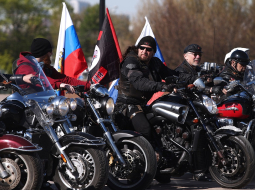 "Nakts vilki" un Aleksandrs Zaldostanovs (centrā) Maskavas Poklonnaja gora. Foto: ITAR-TASS/LETA