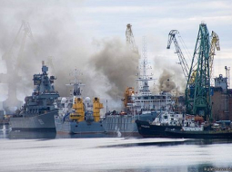 Deg zemūdene kuģu remonta rūpnīcā "Zvjozdočka". Foto no BBC