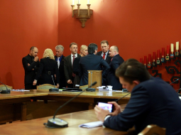 Parlamentārās izmeklēšanas komisija par Zolitūdes traģēdiju. Artuss Kaimiņš - nomaļus no pulciņa. Foto: Dmitrijs Suļžics, F64