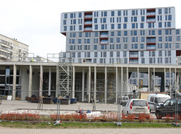 Sabrukušā "Maxima" lielveikala vieta Zolitūdē. Aizmugurē - SIA "Homburg Zolitude" īpašums. Foto: Zilgma Kukle, LETA
