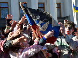 Šonedēļ pie Ukrainas parlamenta ēkas Kijevā jaunieši sarīkoja "zombiju parādi", demonstrējot pret Krievijas propagandas TV nozombētajiem. Foto: AFP/LETA
