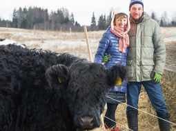 Ieraugot bildēs sprogainās galvas, Guna piekritusi. Tikai noteikusi: «Mēslus nevākšu.» To atceroties, viņa smejas: «Un ko es daru tagad? Eju un tīru!»