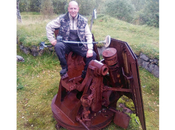 «Lieldienas svinam kā uzvārda dienu, nekad neesam vieni, draugi atbrauc, šūpojamies, olas krāsojam — uzvārds uzliek pienākumu!» saka Uldis. Viņa dēls ir Jānis, arī nākamajiem svētkiem plāni skaidri.