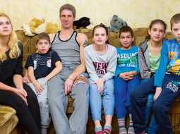 Kurakinu ģimene. No kreisās: Linda Kristiana (16), Gvido Ruslans (8), tētis Andrejs, Monta Monika (12), Adrians Andrejs (11), Vanesa Simona (13) un Maikls Tonijs (9).