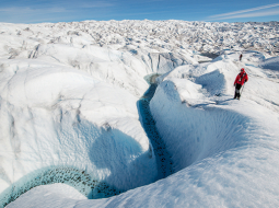 Ekspedīcijas dalībnieki pie kādas no virsledāju upēm.