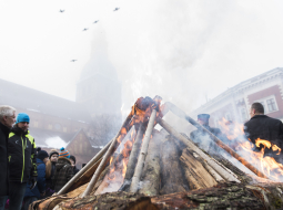 Barikāžu piemiņas ugunskurs Doma laukumā 2017. gada 20. janvārī. Foto: Reinis Inkēns, Saeimas Kanceleja.