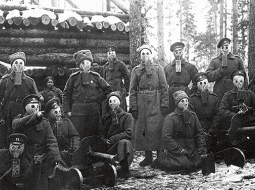 5. Zemgales latviešu strēlnieku pulka ložmetējnieku komanda gāzu uzbrukuma mācību laikā 1916. gada decembrī.