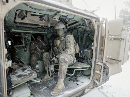 Metjū Buhanans kaujasmašīnā M2A3 Bradley. Izlūki to lieto mazā izmēra dēļ. Bradley aprīkots ar diviem šaujamajiem: 25 milimetru un rotējošu 7,62. Tam ir nakts redzamība un termosensors, kas var uztvert tuvumā esošu cilvēku. Bradley var pārvadāt deviņus cilvēkus. Latvijā ir sešas šādas kaujas mašīnas.