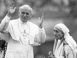 Romas pāvests Jānis Pāvils II ar Māti Terēzi 1986. gadā, apmeklējot Kolkatu. Tagadējais pāvests Francisks I pasludinās viņu par svēto, jo mūķenes klātbūtnē savulaik esot piedzīvoti dažādi brīnumi, piemēram, kādai indietei pēc Mātes Terēzes pieskaršanās pilnībā izzudis liels un mokoši sāpīgs vēdera audzējs.
