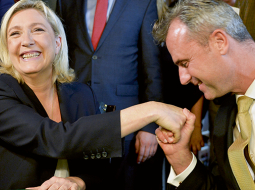 Francijas Nacionālās frontes vadītāja Marina Lepēna un Austrijas labējās Brīvības partijas FPÖ kandidāts prezidenta amaram Norberts Hofers šā gada jūnijā Eiroparlamenta eiroskeptisko politiķu sanāksmē Vīnē.