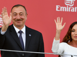Azerbaidžānas prezidents Ilhams Alijevs savu sievu Mehribanu Alijevu iecēlis par jauno valsts pirmo viceprezidenti. Pērn Azerbaidžānā notika referendums par izmaiņām konstitūcijā. Izmaiņas paredz izveidot divus jaunus posteņus — viceprezidentu un pirmo viceprezidentu. Iecelt šajos amatos un no tiem atbrīvot var tikai pats prezidents. Grozījumi arī pagarināja prezidenta amata termiņu no pieciem līdz septiņiem gadiem.