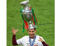 Portugāles futbola izlase pirmo reizi kļuvusi par Eiropas čempioni futbolā, finālā ar rezultātu 1:0 uzvarot čempionāta saimnieci — Francijas izlasi. Šo sāncensi Portugāles izlase nebija spējusi uzvarēt kopš 1975. gada. Šoreiz portugāļu komandai lielāko daļu cīņas nācās pavadīt bez sava kapteiņa un lielākās zvaigznes Krištianu Ronaldu, kurš guva kājas traumu, taču pēc uzvaras piedalījās līksmošanā.